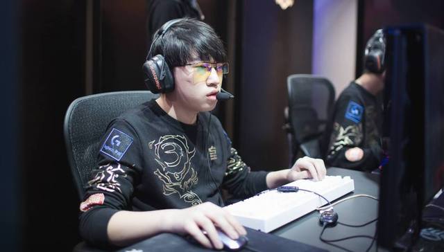 国足vs沙特身价对比：国足万欧元，沙特万欧元.